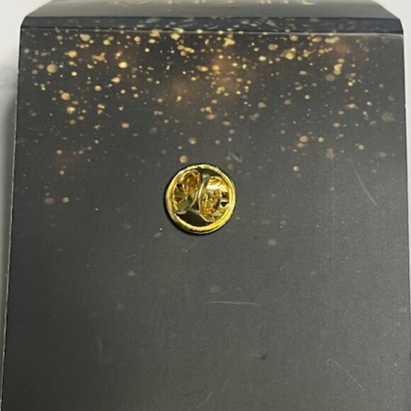 The Great Gatsby A New Musical Enamel Gold Tone Lapel Hat Vest Pin 1.5"x.75" - Picture 7 of 11